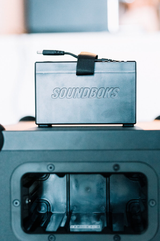 Soundboks Erfahrungen - Wie gut ist sie wirklich? 5 Soundboks Erfahrungen Bluetooth Lautsprecher AkkuEinschub