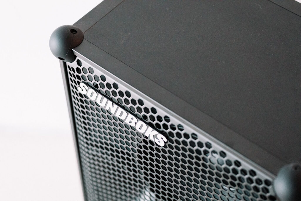 Soundboks Erfahrungen - Wie gut ist sie wirklich? 9 Soundboks Erfahrungen Bluetooth Lautsprecher Schriftzug